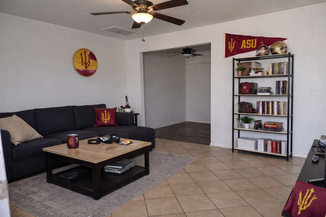 Living room - 715 W 18th St