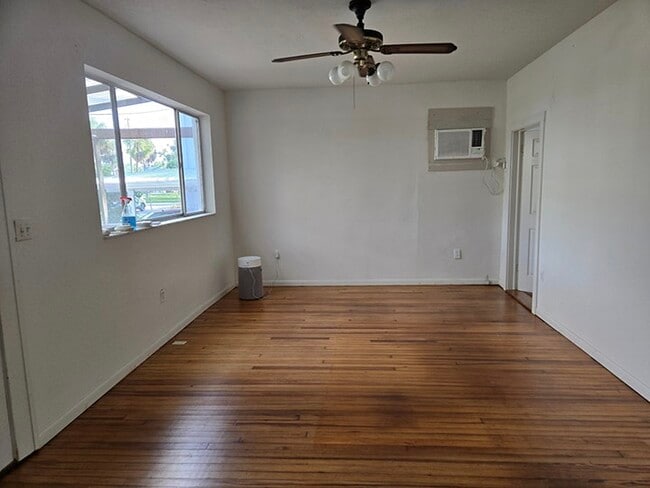 Photo - 940 Bay St NE