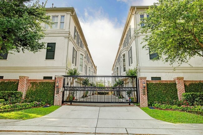 Building Photo - 4013 Bellefontaine Unit C