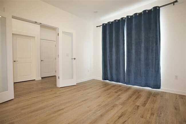 Photo - 15502 Pewter Luster Cv