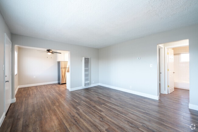 1BR, 1BA - 650SF - Living Room - Garden Court Apartments