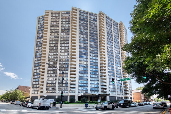 Building Photo - 3930 N Pine Grove Ave Rental