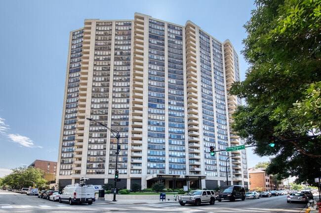Building Photo - 3930 N Pine Grove Ave Rental