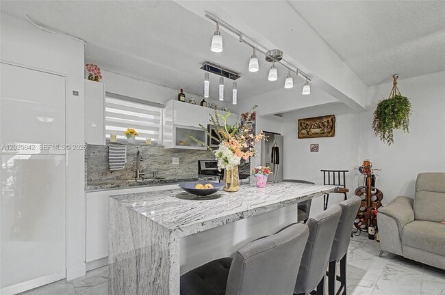 Photo - 399 NW 72nd Ave Unidad 320