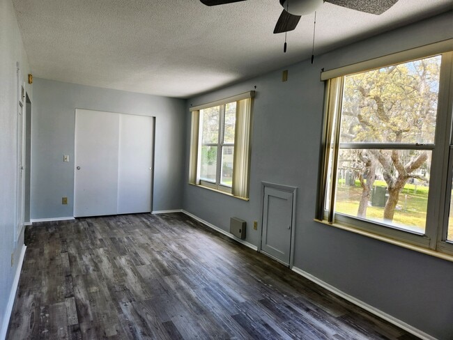 Family room - 2380 World Parkway Blvd Unit 28