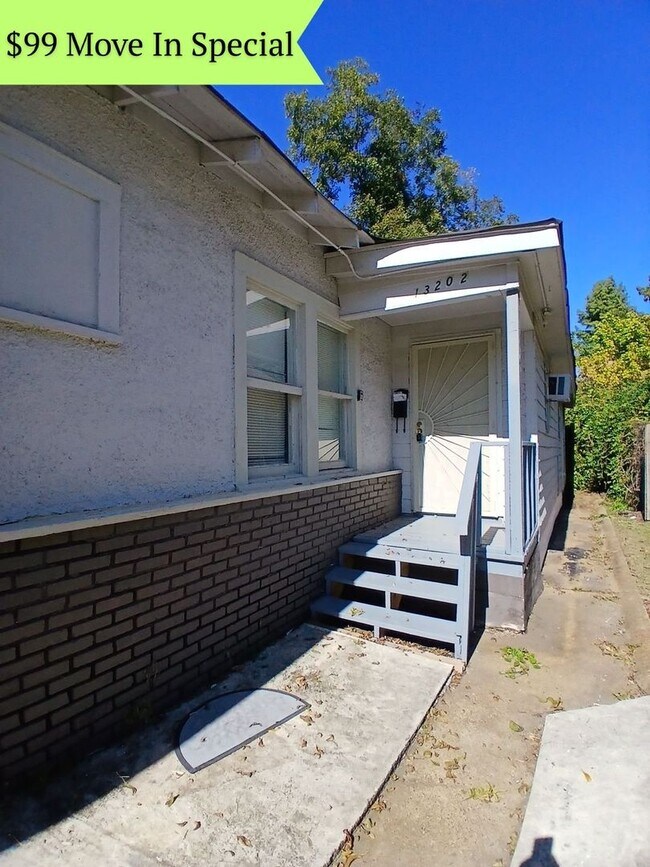 Building Photo - Ideally located 2-bedroom, 1.5-bathroom ho...