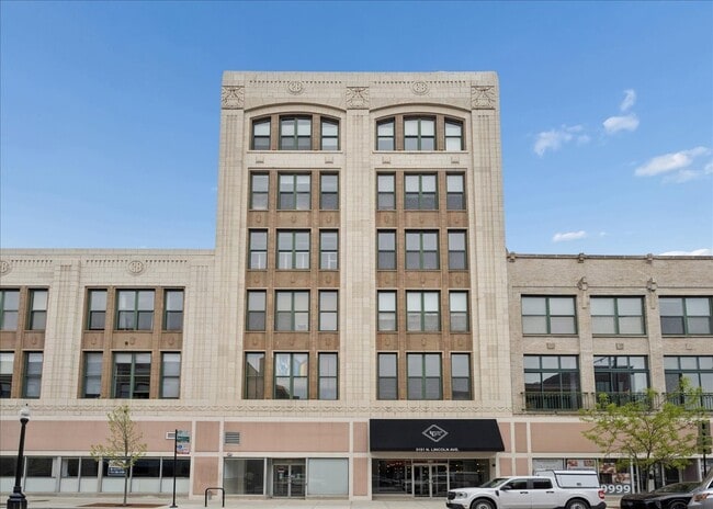 Building Photo - 3151 N Lincoln Ave Unit 304