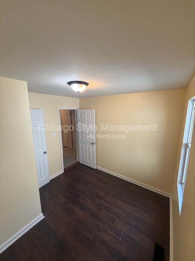 8756 S Exchange Ave Unit 1f