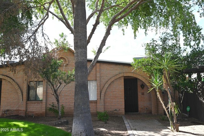 Building Photo - 3066 N 32nd St Unit 373