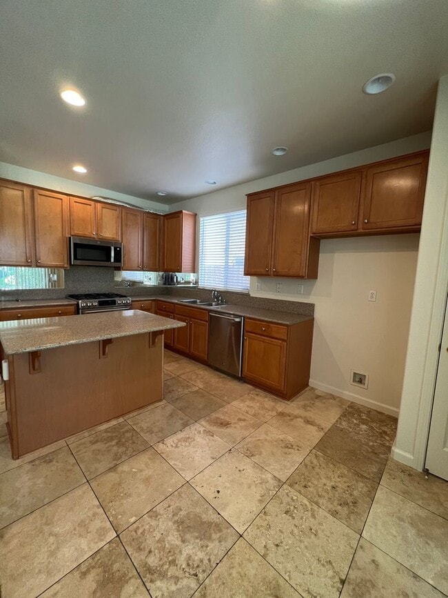 Building Photo - Spacious 4 bedroom 2.5 Bathroom Gold River... Rental