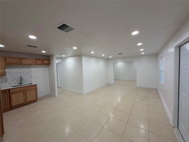 Photo - 1600 W 14th St