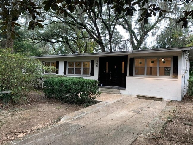 2306 Pontiac Dr