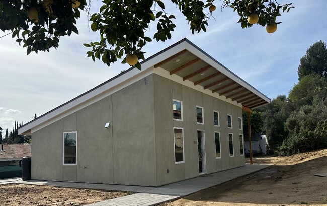 Building Photo - 1853 N Ave 53