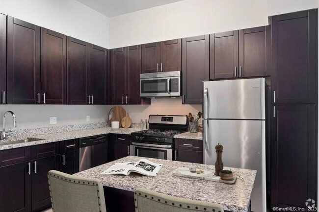 Building Photo - 120 Towne St Rental