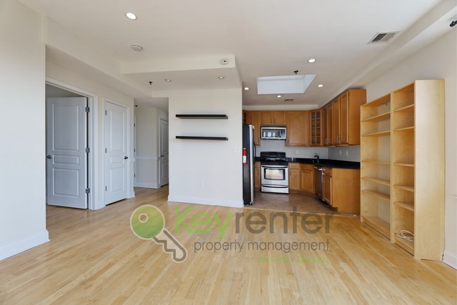 Building Photo - Top-Floor 2BR/2BA Condo with NYC Views + P...