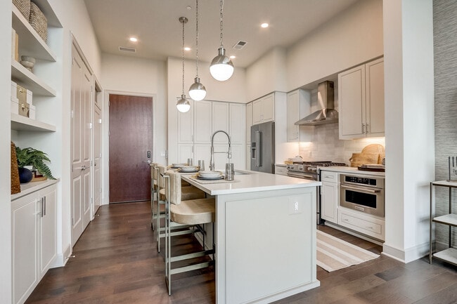 Photo - 99 West Paces