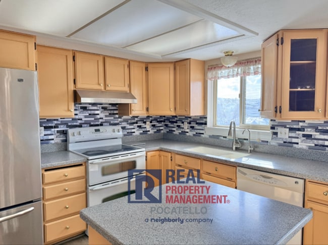 Photo - 4 bed 3 bath home - 2 car garage - pet friendly