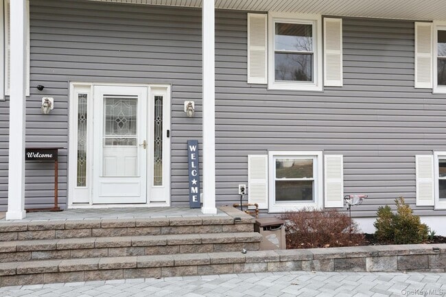 6 Hemlock Ln