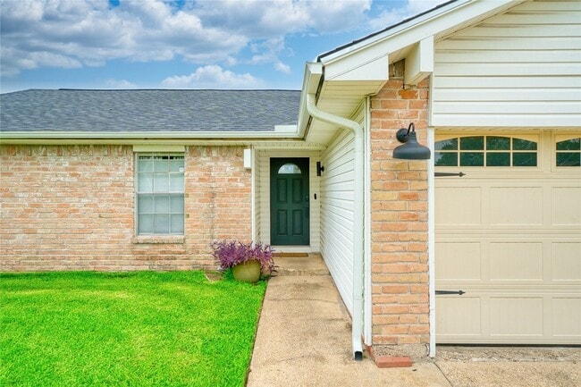 Photo - 1323 Oakengates Dr