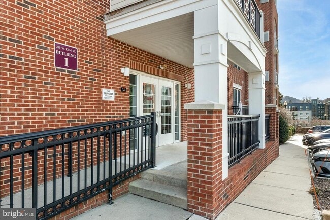 Building Photo - 200 W Elm St Unit 1224