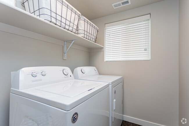 2BR, 1BA - 927 SF