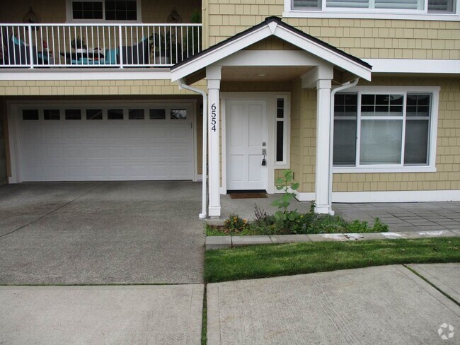 Building Photo - 2 Bedroom 2 Bath Condo in the Hunt Highlan...