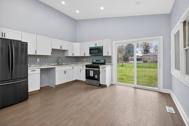 Photo - 15 W 56th St