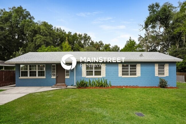 Building Photo - 4 Bedroom Pet-Friendly Home in Deland, FL with Main Street Renewal