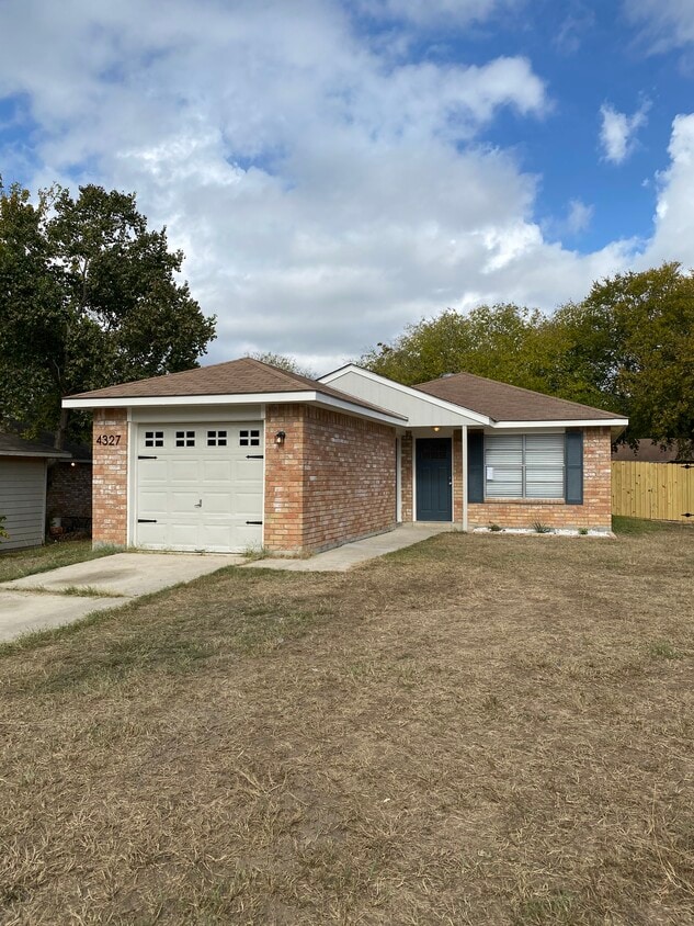 One car garage - use for parking or for storage - 4327 Stayman Dr (San Antonio, TX)