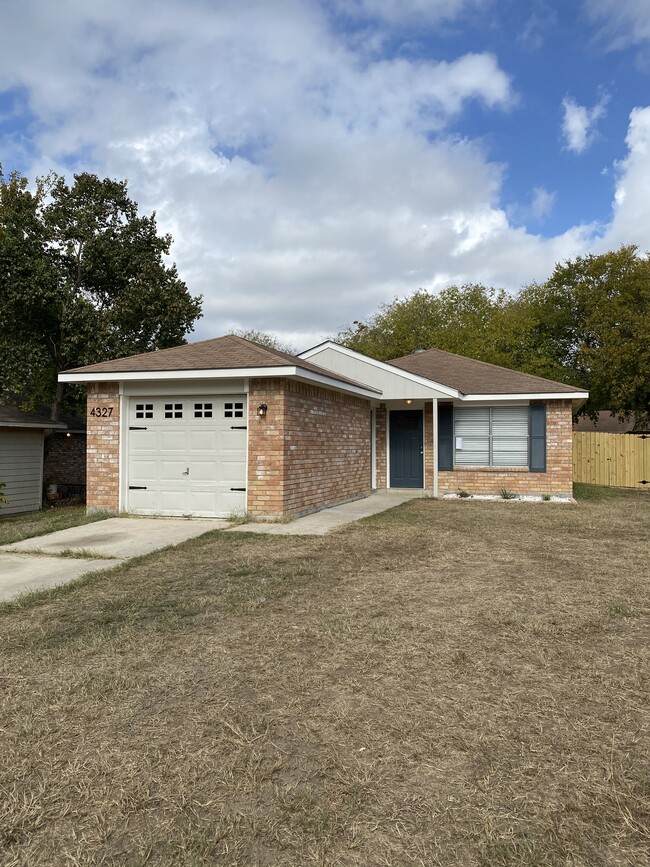 One car garage - use for parking or for storage - 4327 Stayman Dr Casa