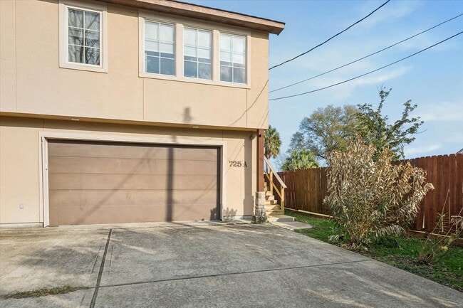 Photo - 725 Martin St