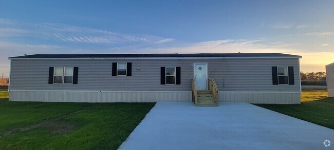 Building Photo - Mobile home in Country Setting