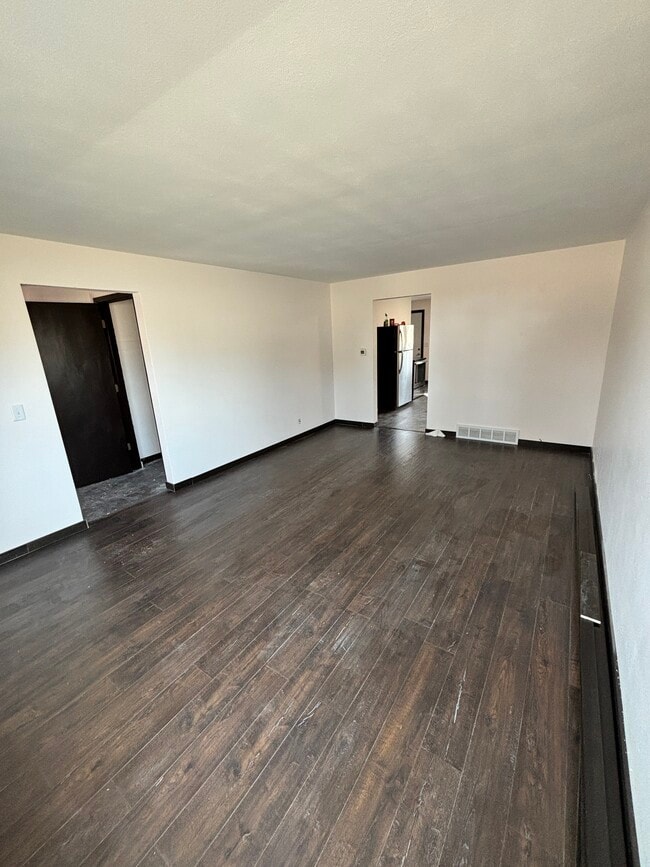 Photo - 2047 Ravine St