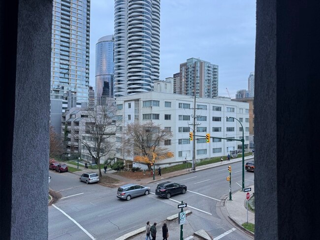 Building Photo - 921 Thurlow St Unit 402