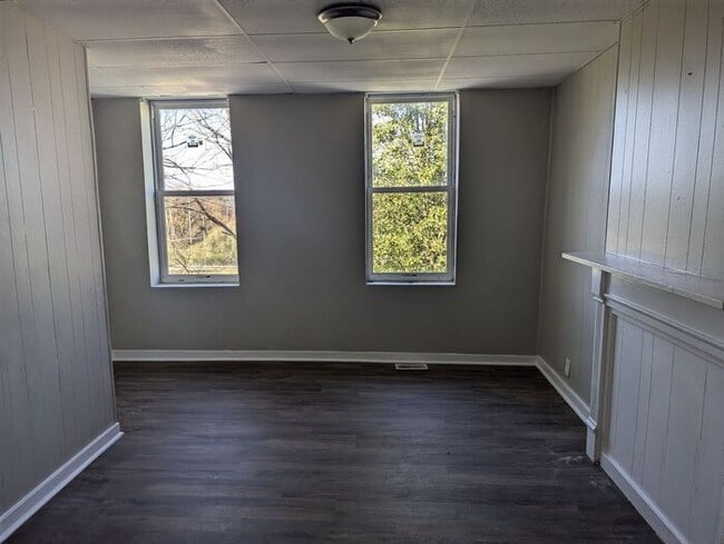 Photo - Great Price, Professionally Managed, Literal One Minute to Shopping and Dining!