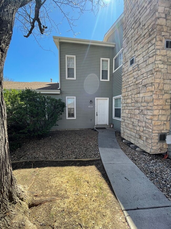 Building Photo - 2 Bedroom 1 Bath Condo Available April