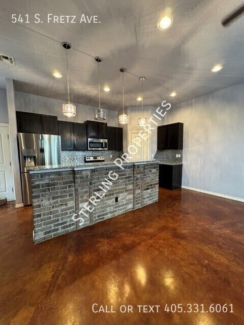 Building Photo - 541 S Fretz Ave