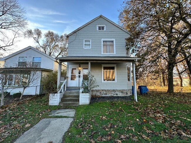 Building Photo - 98 E Van Buren St Unit Van Buren 98