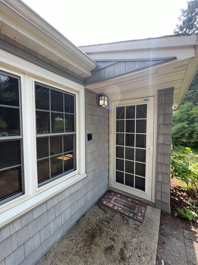 AVAILABLE AUGUST 15th - 2 Bed, 1 Bath With... - AVAILABLE AUGUST 15th - 2 Bed, 1 Bath With... House