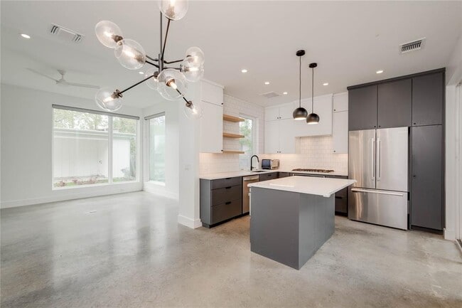 Photo - 1206 Justin Ln