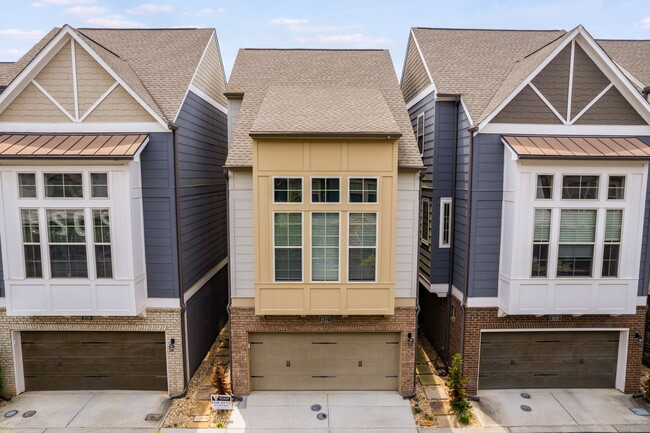 Building Photo - 1032 Moorewood Ln S E Rental