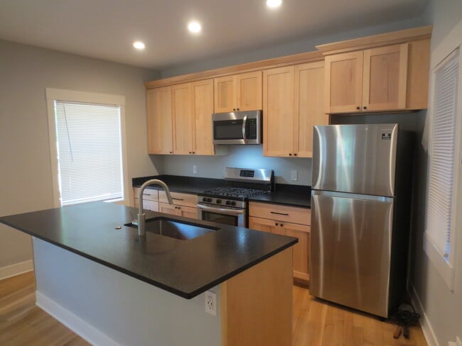 Building Photo - 4403 Franklin Blvd Unit 1