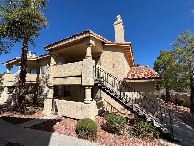 Building Photo - Gorgeous 2BED/2BATH Condo nestled in a Roc... Unit 201