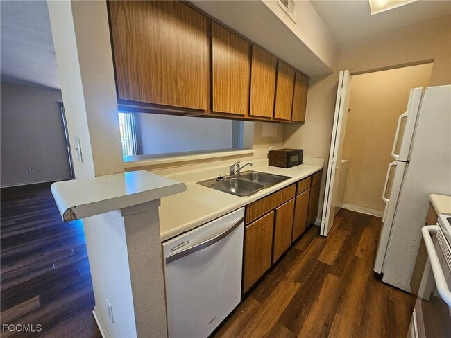 Building Photo - 2875 Winkler Ave Unit 518