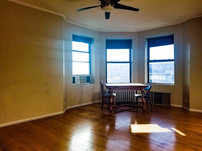 Photo - 1070 W Granville Ave