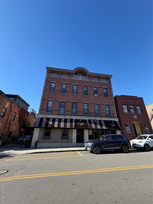 Building Photo - 465 Main St Unit 8