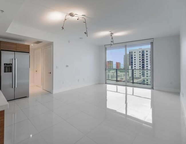 Building Photo - 1010 SW 2nd Ave Unit 1210