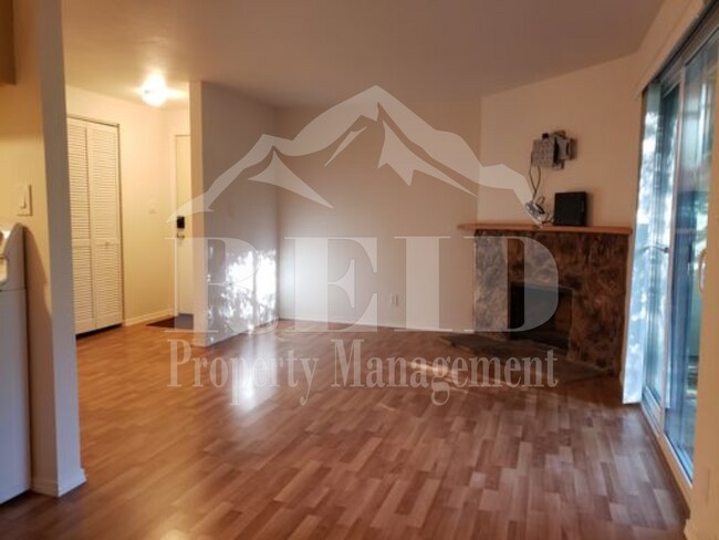 Building Photo - 1 Bedroom 1 Bath Condo with 1 Carport Park...