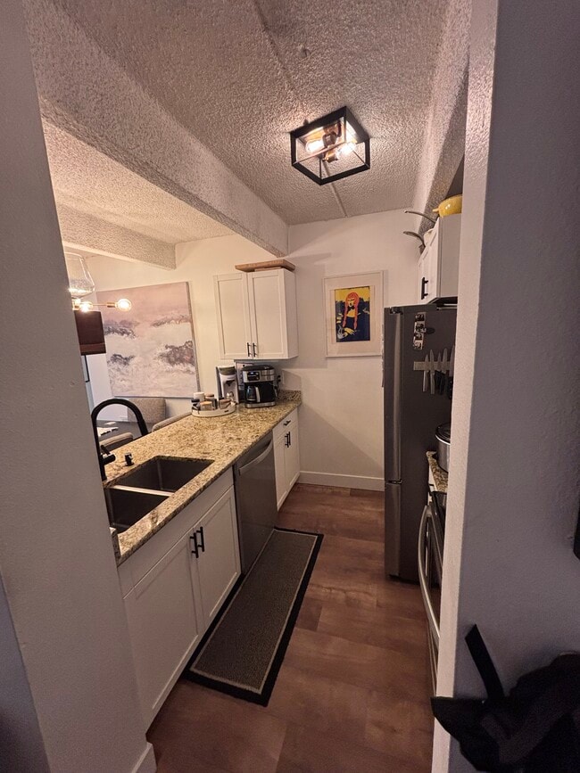 Kitchen - 1433 N Williams St Unit #201