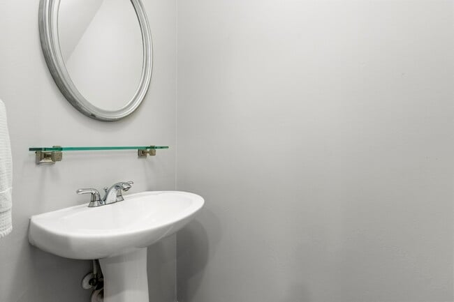 Photo - 707 W Heights Hollow Ln